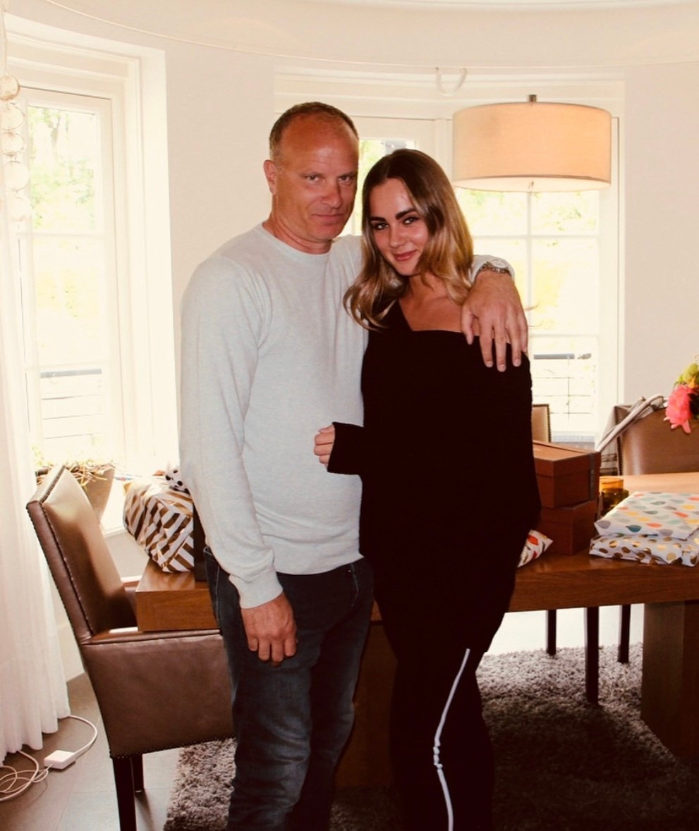 Huyền thoại người Hà Lan Dennis Bergkamp cùng Arsenal chạm tới 3 chức vô địch Premier League. Chính sự nổi tiếng của cha mà khi từ khi còn nhỏ, Estelle Bergkamp - con gái của huyền thoại Dennis Bergkamp - nhận được nhiều sự chú ý từ truyền thông.