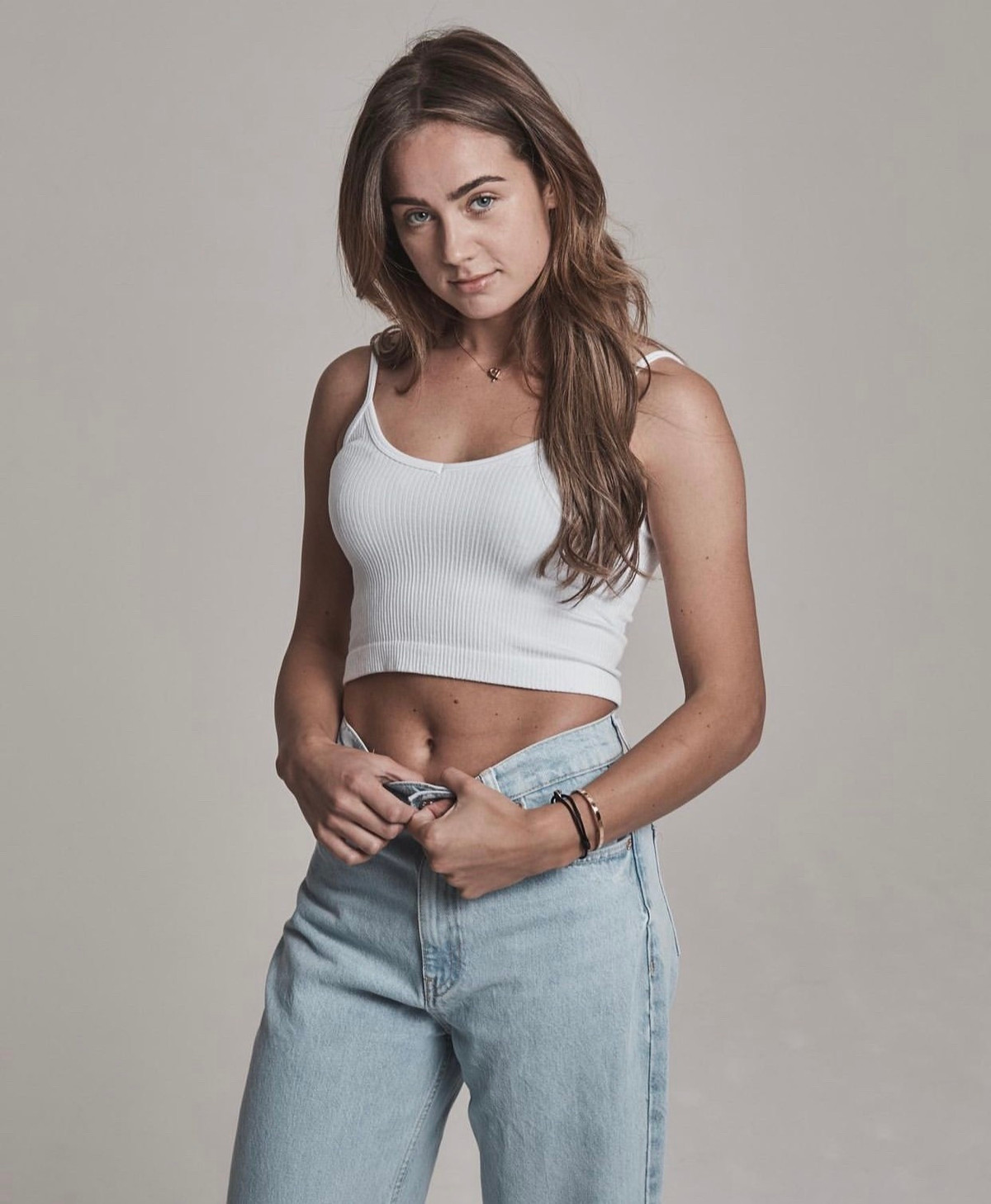 Estelle sinh ngày 12 tháng 3 năm 1996 tại London, Anh trong giai đoạn Dennis Bergkamp thi đấu cho Arsenal. Sau vài năm, gia đình Bergkamp chuyển về quê hương Hà Lan và định cư ở đó.