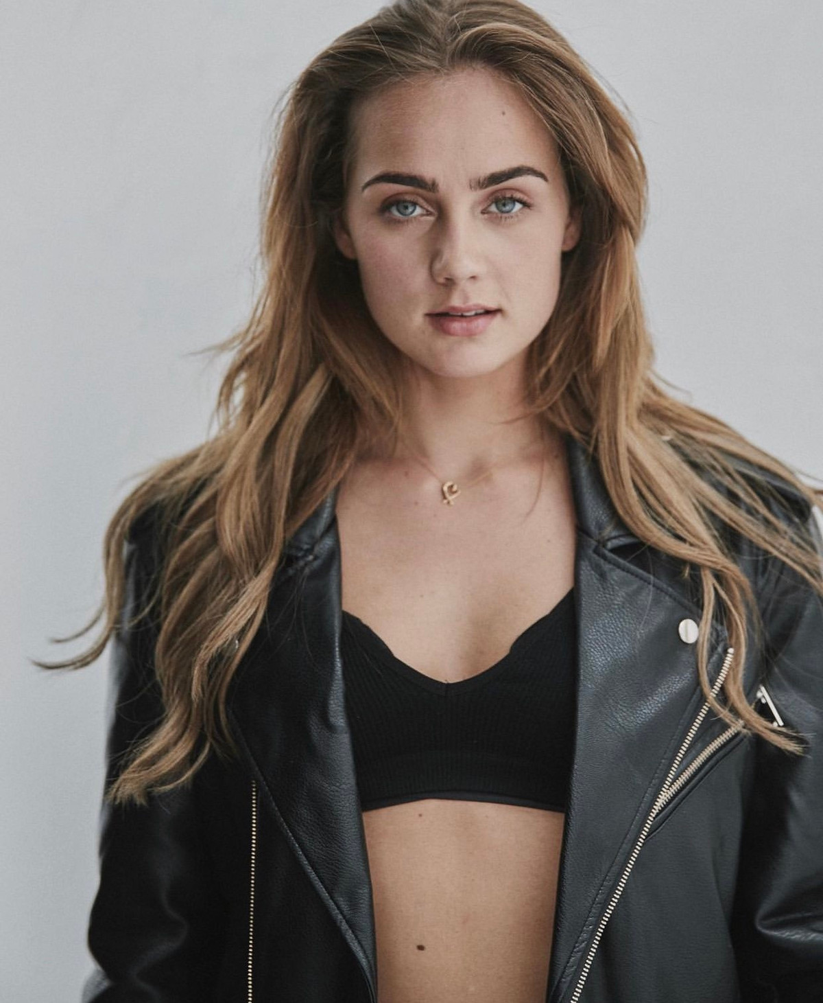 Sở hữu từ ngoại hình đến tri thức cùng người cha huyền thoại và bạn trai nổi tiếng nhưng Estelle luôn biết cách bảo vệ sự riêng tư của đời sống cá nhân.