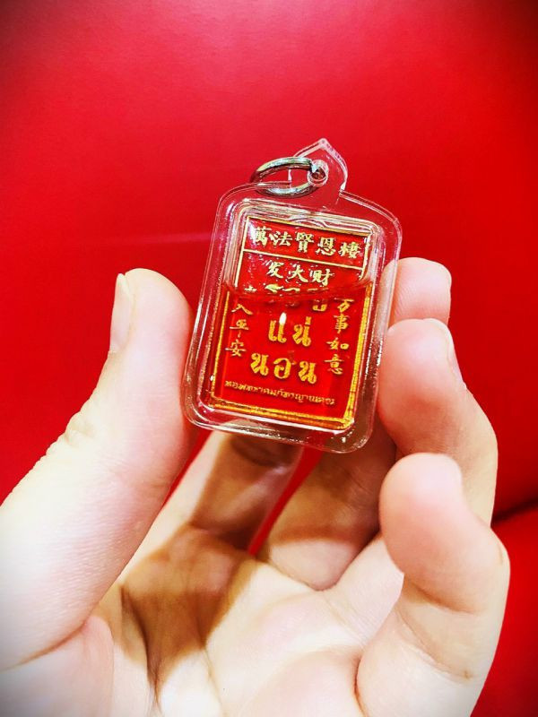  Linh phù, bùa chú không rõ nguồn gốc. Không ít người quan niệm đặt linh phù, bùa chú trong ví tiền sẽ giúp chiêu tài lộc, tăng cường phúc đức, hóa giải sát khí. Tuy vậy, không phải loại linh phù, bùa chú nào cũng có thể đặt ở trong ví.