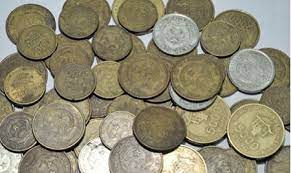  Tiền xu cổ. Một số người cho rằng đồng xu cổ mang lại may mắn về tài lộc cho người mang chúng. Bởi theo ngũ hành, tiền xu mang năng lượng Kim, có tác dụng thu hút nguồn năng lượng tích cực cho ví tiền.