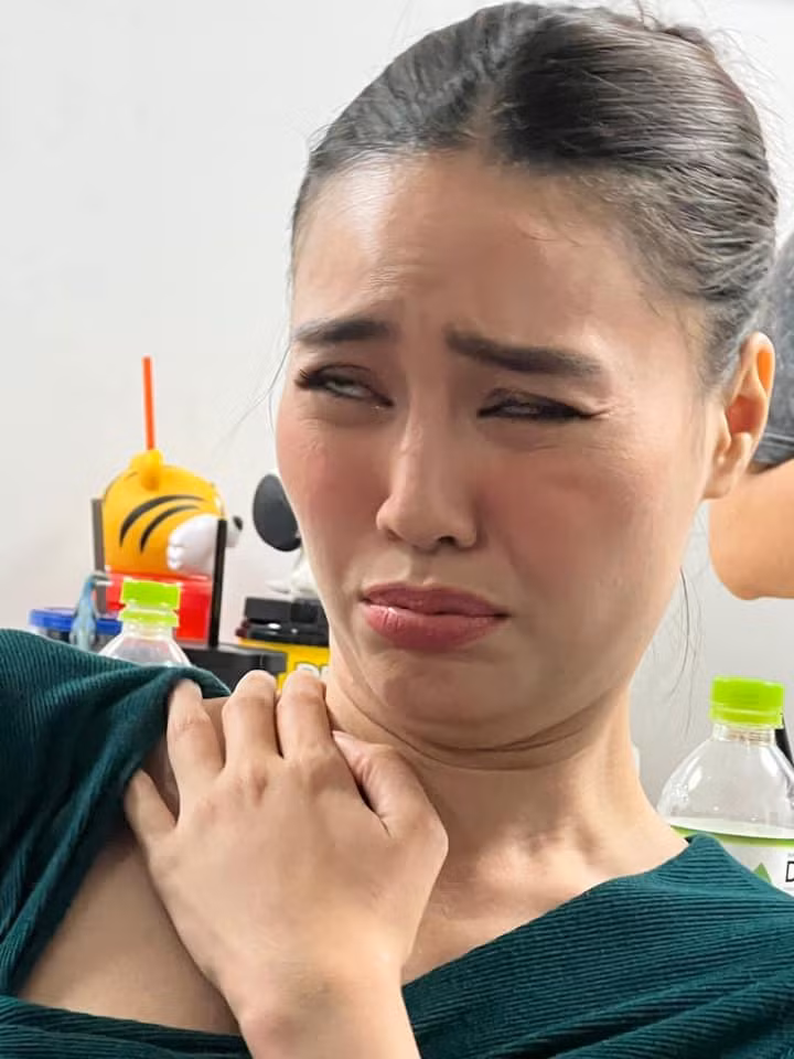 Ninh Duong Lan Ngoc mat ve ngoc nu qua goc may chi em