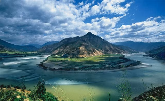 Bi an “dong song do” o Trung Quoc, cu mua xuong la doi mau