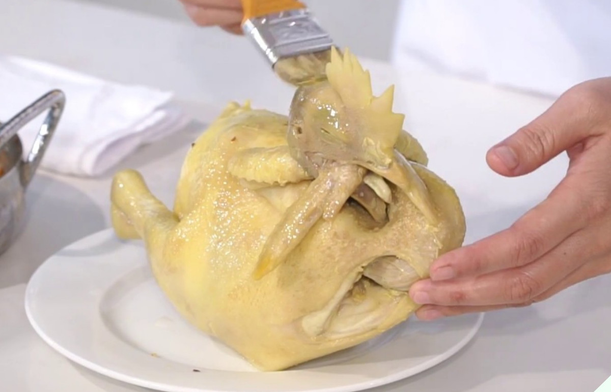 Luộc gà ngon, thịt ngọt, da giòn sần sật nhớ cho thêm thứ này - Hình 8 Luoc ga ngon, thit ngot, da gion san sat nho cho them thu nay-Hinh-8