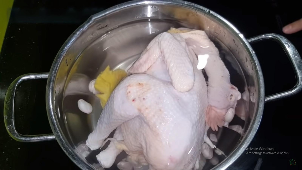 Luộc gà ngon, thịt ngọt, da giòn sần sật nhớ cho thêm thứ này - Hình 3 Luoc ga ngon, thit ngot, da gion san sat nho cho them thu nay-Hinh-3