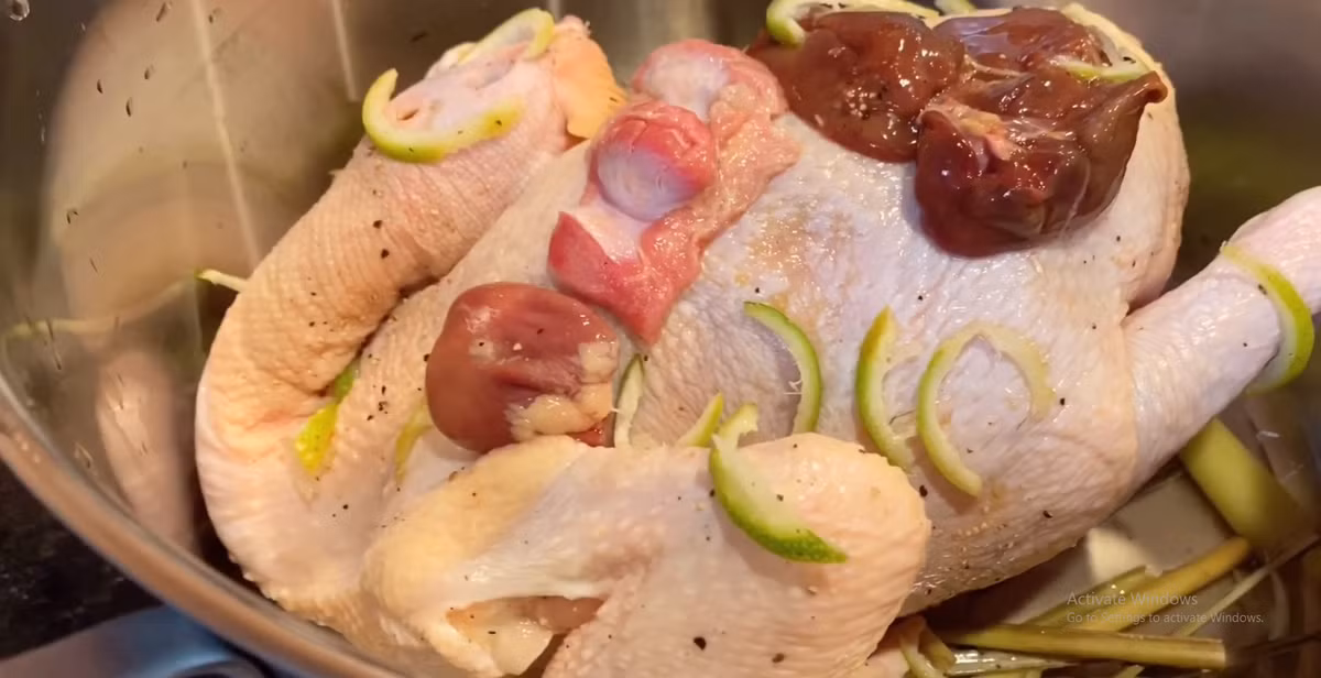 Luộc gà ngon, thịt ngọt, da giòn sần sật nhớ cho thêm thứ này - Hình 2 Luoc ga ngon, thit ngot, da gion san sat nho cho them thu nay-Hinh-2