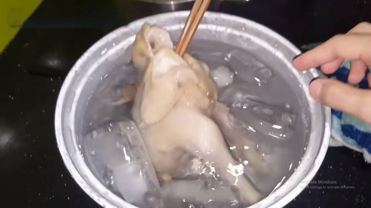 Luộc gà ngon, thịt ngọt, da giòn sần sật nhớ cho thêm thứ này - Hình 5 Luoc ga ngon, thit ngot, da gion san sat nho cho them thu nay-Hinh-5