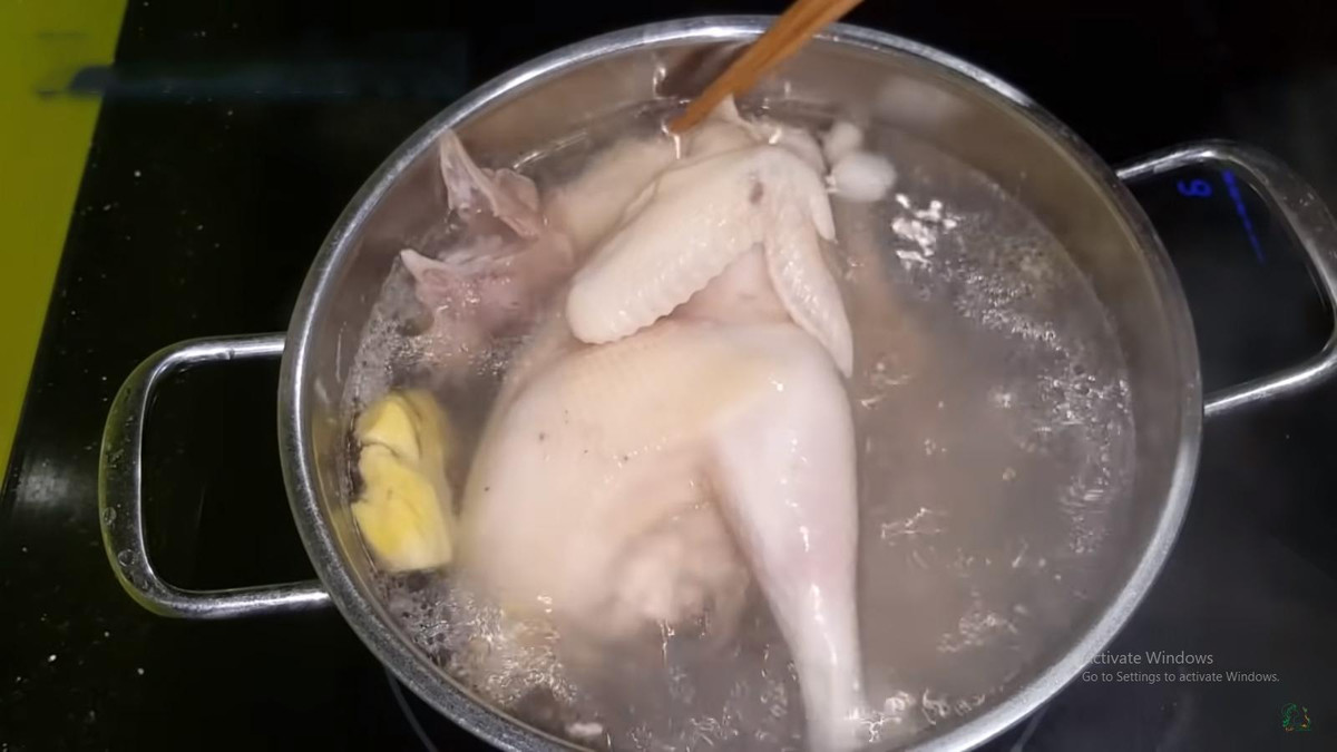 Luộc gà ngon, thịt ngọt, da giòn sần sật nhớ cho thêm thứ này - Hình 4 Luoc ga ngon, thit ngot, da gion san sat nho cho them thu nay-Hinh-4