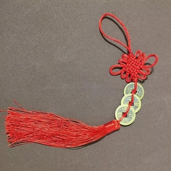 Đặt đồng xu cổ trong ví làm tích tụ năng lượng xấu, khiến chủ nhân của chiếc ví làm ăn thất bại, nợ nần càng nhiều.