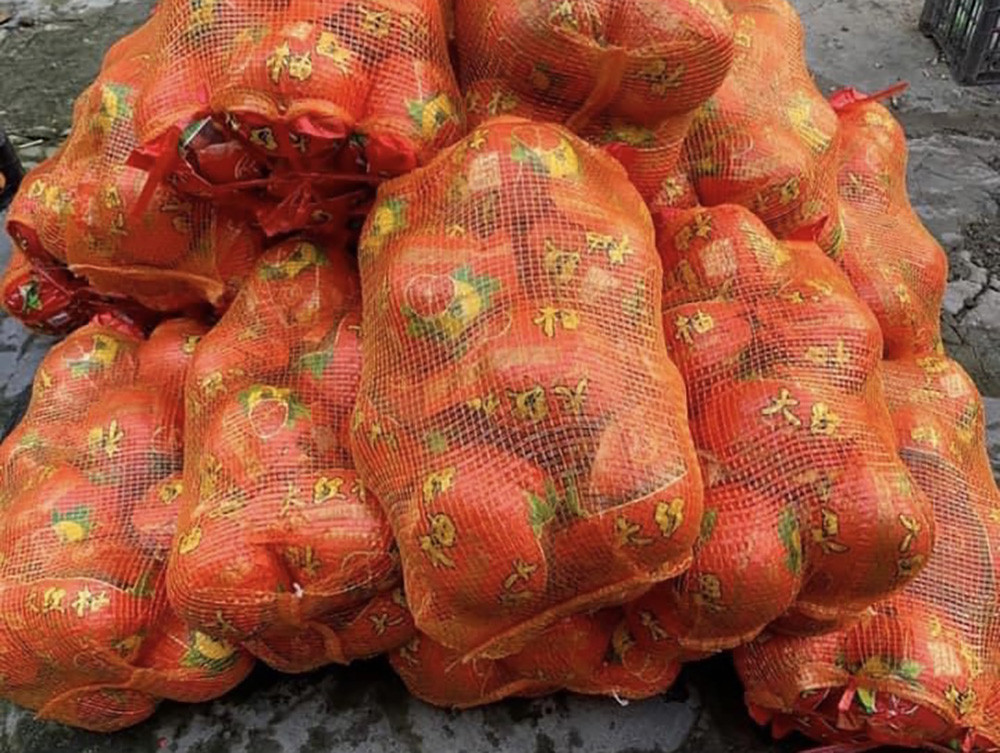 Bưởi Trung Quốc đỏ au la liệt chợ, đắt hơn cả bưởi Việt - Hình 3 Buoi Trung Quoc do au la liet cho, dat hon ca buoi Viet-Hinh-3