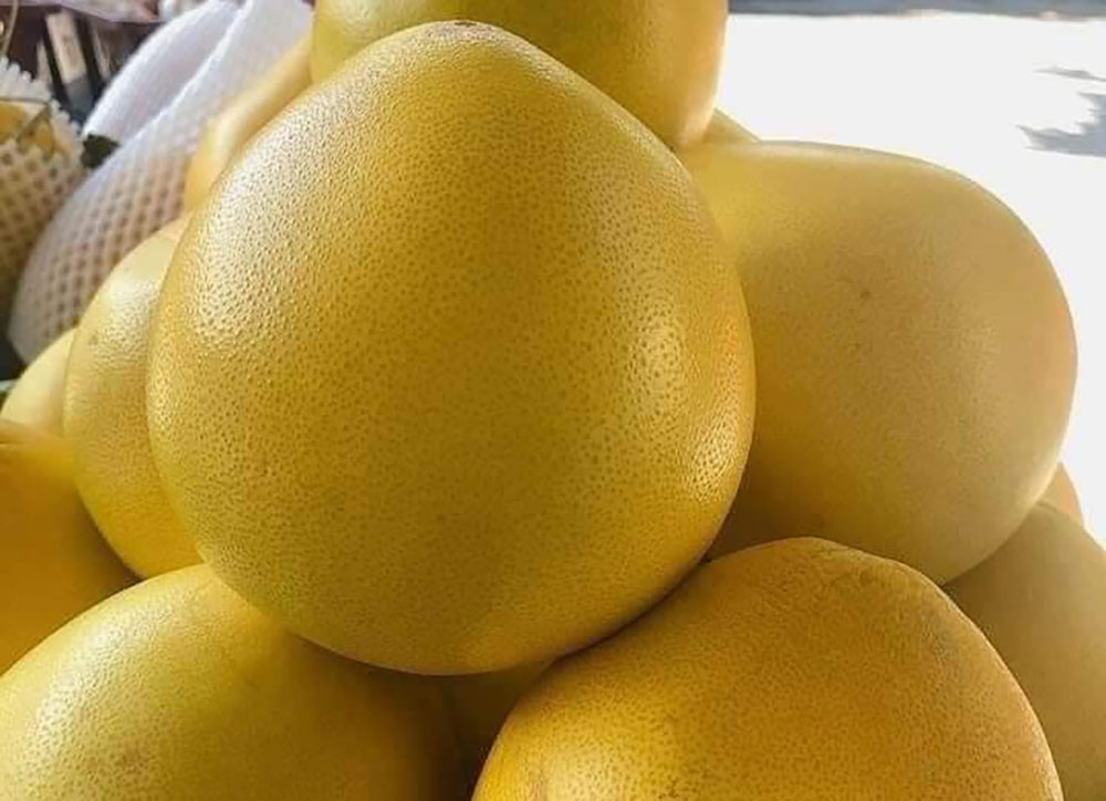 Bưởi Trung Quốc đỏ au la liệt chợ, đắt hơn cả bưởi Việt Buoi Trung Quoc do au la liet cho, dat hon ca buoi Viet