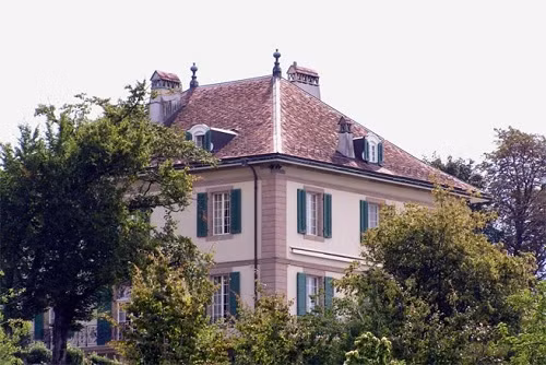 Rất nhiều gia đình ở đại lộ Chemin de Ruth, Geneva có bể bơi, vườn giữa khung cảnh thiên nhiên tuyệt đẹp. Giá đất hiện nay là 37.000 USD/m2.