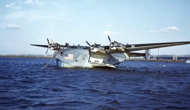 Clipper 314 bay xuyên Đại Tây Dương lần đầu tiên vào năm 1939 với 74 hành khách và gắn bó với các tuyến đường dài từ Bắc Mỹ qua Thái Bình Dương đến châu Á và qua Đại Tây Dương đến châu Âu.