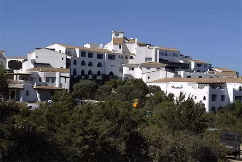 Romazzino Hill, Sardinia là sân chơi cho các tỷ phú từ những năm 1960. Mỗi mét đất ở đây có giá tới 32.900 USD.