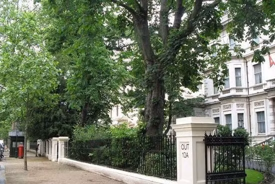Á quân trong danh sách này là phố Kensington Palace Gardens, London với giá chát khó tưởng tượng 107.000 USD/m2.
