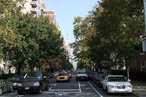 Đại lộ Fifth Avenue (giá trung bình: 28.000 USD) là chốn quy tụ các nhà thiết kế thời trang nổi tiếng, tòa nhà Empire State Building, tòa Rockerfeller Center, và cửa hiệu lớn nhất của hãng bán lẻ thời trang cấp cao Saks.