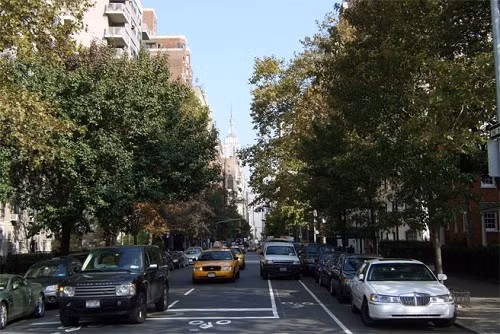 Đại lộ Fifth Avenue (giá trung bình: 28.000 USD) là chốn quy tụ các nhà thiết kế thời trang nổi tiếng, tòa nhà Empire State Building, tòa Rockerfeller Center, và cửa hiệu lớn nhất của hãng bán lẻ thời trang cấp cao Saks.