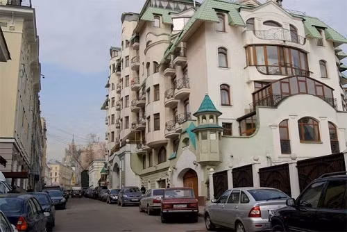 Mỗi mét đất ở đại lộ Ostozhenka, Moscow có giá tới 29.000 USD. Căn hộ 5 tầng đắt nhất ở đây đang được rao bán với giá 48 triệu USD.