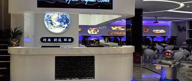 Nhân viên robot tại quầy lễ tân trong khách sạn.