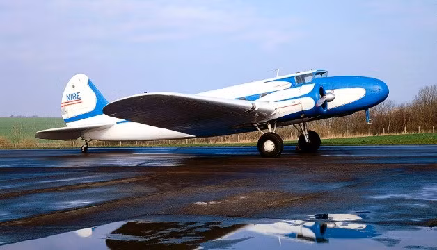 Ra mắt vào năm 1933, Boeing 247 có 3 ghế cho phi hành đoàn, 10 hành khách và 182 kg hàng hóa, tầm bay 1.198 k, độ cao tối đa 7,74km và là máy bay đầu tiên có càng hạ cánh gập lại được.