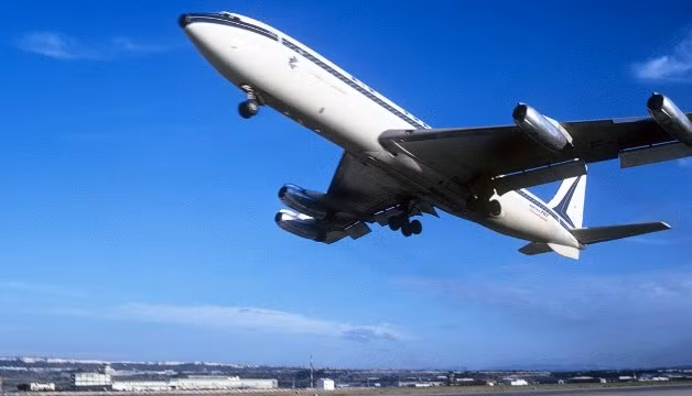 Boeing 707 được xem là máy bay phản lực mở màn cho du lịch hàng không thương mại và là máy bay chở khách rất thịnh hàng vào những năm 1960.