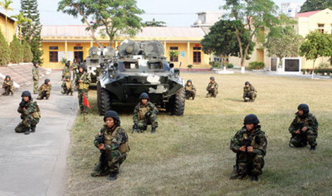 Những người lính với trang bị hiện đại của hải quân quanh chiếc xe bọc thép BTR-60.