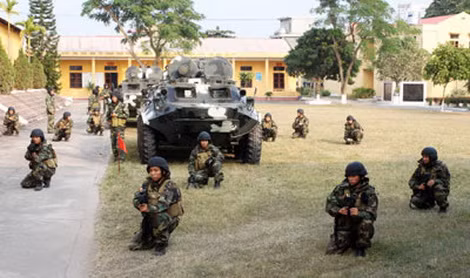 Những người lính với trang bị hiện đại của hải quân quanh chiếc xe bọc thép BTR-60.