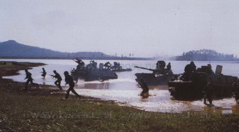 BTR-60 song hành cùng PT-76 trong diễn tập.