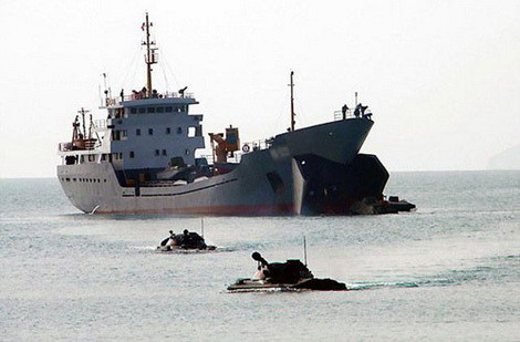 Phối hợp đổ bộ từ tàu "há mồm" lữ đoàn tàu vận tải 125.