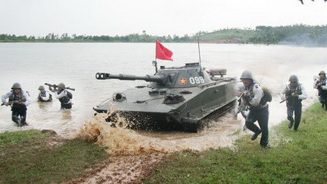 PT-76 diễn tập với lính Hải quân đánh bộ Việt Nam.