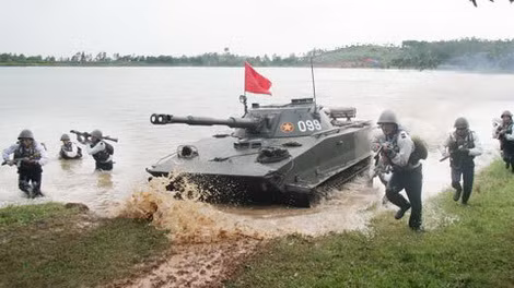 PT-76 diễn tập với lính Hải quân đánh bộ Việt Nam.