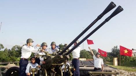 Pháo 37mm nòng kép trong đội hình Lữ đoàn Hải quân Đánh bộ.