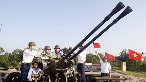 Pháo 37mm nòng kép trong đội hình Lữ đoàn Hải quân Đánh bộ.