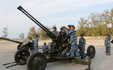 Tiểu đoàn phòng không của Lữ đoàn HQĐB trang bị pháo cao xạ 37mm và tên lửa phòng không vác vai.