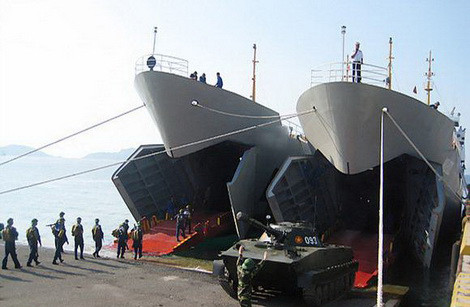 PT-76 Hải quân đánh bộ sẵn sàng lên tàu chi viện cho đảo xa.