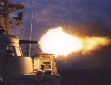 Hệ thống pháo Ak-630 gồm các thành phần: pháo 6 nòng cỡ 30mm, hệ thống radar điều khiển hỏa lực MR-123-02 và tổ hợp ngắm bắn quang - điện SP-521. Trong đó, pháo 6 nòng cỡ 30mm có tốc độ bắn 4.000 phát/phút, tầm bắn hiệu quả 4.000m, tầm bắn tối đa 8.100m. Trong ảnh là pháo Ak-630 khai hỏa tấn công mục tiêu (ảnh minh họa nước ngoài).