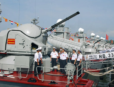 Pháo phòng không AK-725 trang bị trên tàu phóng lôi lớp Tuyra dùng để tiêu diệt các mục tiêu trên không (không hiệu quả khi chống tên lửa hành trình) hoặc khi cần có thể dùng để bắn phá mục tiêu trên biển. AK-725 thiết kế với 2 nòng pháo 57mm có tầm bắn 8.420m, tốc độ bắn 200 phát/phút.