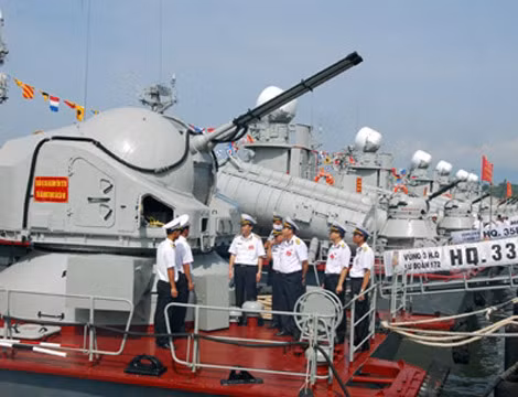 Pháo phòng không AK-725 trang bị trên tàu phóng lôi lớp Tuyra dùng để tiêu diệt các mục tiêu trên không (không hiệu quả khi chống tên lửa hành trình) hoặc khi cần có thể dùng để bắn phá mục tiêu trên biển. AK-725 thiết kế với 2 nòng pháo 57mm có tầm bắn 8.420m, tốc độ bắn 200 phát/phút.