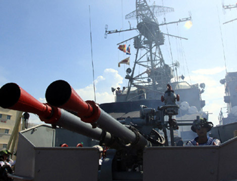 Tàu chiến Việt Nam được trang bị hỏa lực pháo phòng không - tên lửa bảo vệ tàu tiêu diệt mọi mục tiêu trên không (máy bay, trực thăng, UAV, tên lửa hành trình chống tàu) ở tầm cao 10km, cự ly xa tối đa 15km.