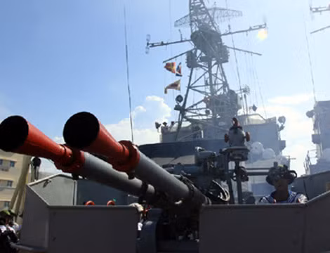 Tàu chiến Việt Nam được trang bị hỏa lực pháo phòng không - tên lửa bảo vệ tàu tiêu diệt mọi mục tiêu trên không (máy bay, trực thăng, UAV, tên lửa hành trình chống tàu) ở tầm cao 10km, cự ly xa tối đa 15km.