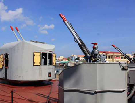 Pháo phòng không AK-726 (góc trái ảnh) trang bị trên các tàu hộ tống săn ngầm Project 159 Petya II/III. Pháo được trang bị 2 nòng cỡ 76,2mm có tầm bắn 15.700m, độ cao 11.000m, bán kính sát thương mục tiêu máy bay 8m. Phía góc phải ảnh là các tháp pháo phòng không 37mm 2 nòng, thường được trang bị trên một số tàu pháo kiểu cũ của Việt Nam.