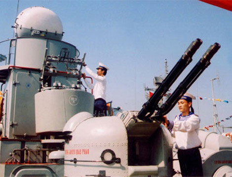 Pháo AK-230 lắp 2 nòng pháo cỡ 30mm cho phép tấn công tiêu diệt mục tiêu trên không ở cự ly 2.500-4.000m, tốc độ bắn 1.000 phát/phút.