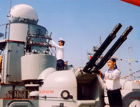 Pháo AK-230 lắp 2 nòng pháo cỡ 30mm cho phép tấn công tiêu diệt mục tiêu trên không ở cự ly 2.500-4.000m, tốc độ bắn 1.000 phát/phút.