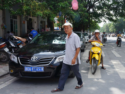 Chiếc xe đỗ dưới lòng đường, chiếm hết vạch sơn dành cho người đi bộ tại đường Trần Hưng Đạo., Hà Nội ngày 31/7. (Ảnh: Tiền Phong)