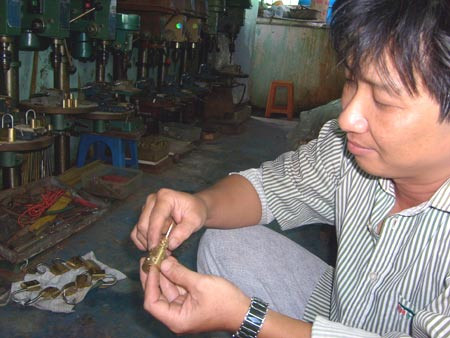 Anh Tuấn đang thay ổ khóa cho khách hàng.