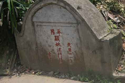 Các ngôi mộ này đều ghi bằng chữ Hán.