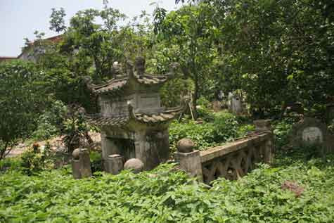 Nhiều lăng mộ nguy nga trong vườn.