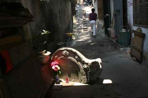 Chưa thể di dời ngôi mộ này.