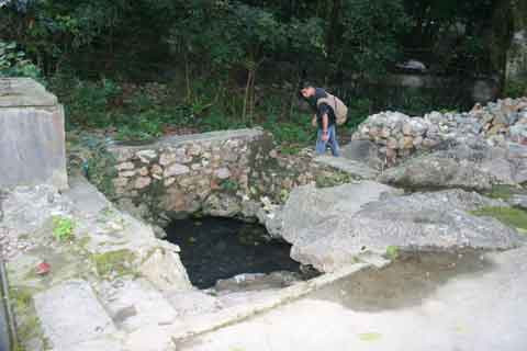 Mó nước Bách Linh trong như ngọc và được người dân bảo vệ nghiêm ngặt.