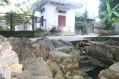 Một máy bơm nước được đặt tại mó Bách Linh để hút nước phục vụ cho trên 4.000 người dân thị trấn Quảng Uyên.